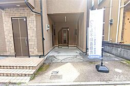 1階 玄関と駐車場です。