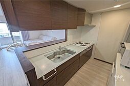 吊戸棚収納付きのシステムキッチンです