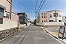 外観：物件の西側前面道路（南側から）［2026年8月19日撮影］※AIによる青空加工済