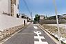 外観：物件の北側前面道路（西側から）［2026年8月19日撮影］※AIによる青空加工済
