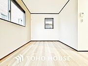 生活動線が確保されたリビングには陽光が降り注ぎ、自然とみんなが集まる空間へと仕上がっております。
