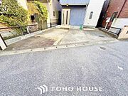 近隣の駐車場まで歩く必要がなく、子どもや高齢者がいる世帯は駐車場から自宅までの距離が短い方が便利。