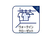 ウォークインクローゼットは洋服だけでなく、帽子や鞄などの小物もまとめて収納できるのが嬉しいですよね。