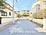 周辺：街並みの風景に包み込まれながら、瀟洒な印象も湛えて佇みます。