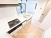 キッチンスペースの収納が多いので調理器具等すっきりと片付けられ、ゆとりある空間で作業ができます。お料理の腕も日に日に上がりそうな気がしてきます。