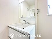 シンプルだからこそ使いやすい。スタンダードなデザインの洗面ボウルは清潔感あるオフホワイトです。