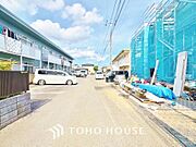 街並みの風景に包み込まれながら、瀟洒な印象も湛えて佇みます。