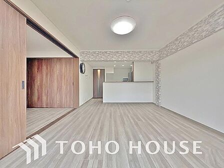(※家具消し加工有・居住中)1日中自然光が差し込み明るい家。それを実現するためバルコニーに最大限の開口をとり、太陽の位置に左右されることなく明るい空間に。