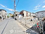街並みの風景に包み込まれながら、瀟洒な印象も湛えて佇みます。