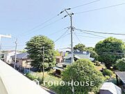 星空が地上に映りこむかのような夜景のきらめきまで、この街ならではの美しい風景の物語が室内に展開。