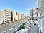 その豊かな眺望にふさわしい空間には、通風・採光にも優れ、心地よい光と風があふれています。
