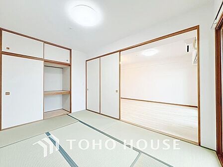 寛ぎの和空間は客間としての使い方は勿論、赤ちゃんや小さなお子様を遊ばせるスペースとしても重宝する和室。