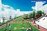 その他：（※完成予想図）開放感あふれる敷地内公園。マンション内という安心の環境で子どもたちがのびのびと遊べる、子育て家族に嬉しい憩いの空間。