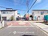 周辺：街並みの風景に包み込まれながら、瀟洒な印象も湛えて佇みます。