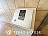 設備：集合住宅のエントランスには住戸内部と通話できるモニター付きのインターホンが設置されています。
