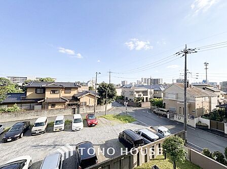 星空が地上に映りこむかのような夜景のきらめきまで、この街ならではの美しい風景の物語が室内に展開。