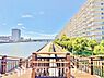 外観：みんなが街探しのポイントにしているのは何？第1位は過半数が支持した納得の 「交通の利便性」。続いて3割以上の人が「住環境」と「公園、緑地の充実」です。