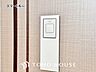玄関：ボタンやカードひとつで鍵の施錠・解錠が出来ます。補助錠として鍵穴のない電子錠を選ぶ方も増加中。