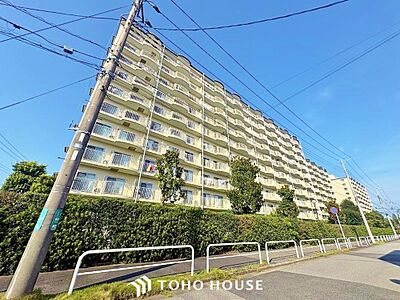 外観:「住宅街の中に」忙しく過ぎゆく日常を置き去るほど、ゆったりした時間が流れる住環境。「快適」は「家」と「街」と「環境」が調和した時に訪れるだと改めて感じさせてくれます。 外観:「住宅街の中に」忙しく過ぎゆく日常を置き去るほど、ゆったりした時間が流れる住環境。「快適」は「家」と「街」と「環境」が調和した時に訪れるだと改めて感じさせてくれます。