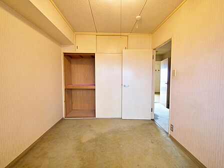 約5帖の洋室。収納スペースがございますので、お部屋の中もスッキリお片付きますね。