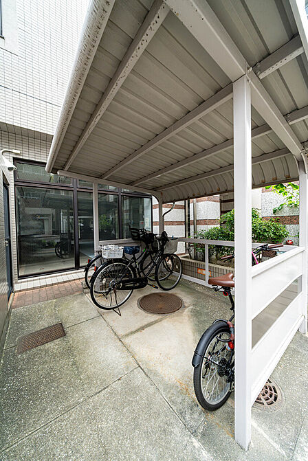 雨をよけることのできる駐輪場。敷地内に駐輪場やバイク置き場が設けられています。※最新の使用料金や空き状況はお問い合わせください。