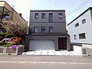家屋正面写真。シャッター付車庫、玄関は右側となります。家屋前は広いスペースがあるので、お車を停めることが出来ます！