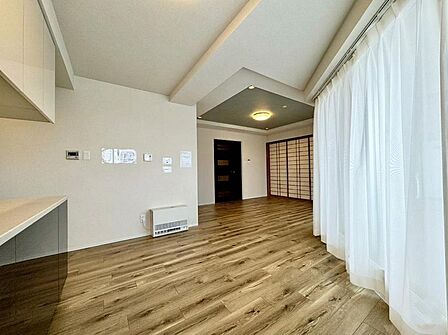 大きな窓から心地よい自然光がたっぷり差し込む明るいダイニングスペース!景色を眺めながら毎日気持ちよくお食事を楽しめます♪