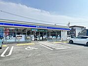 ローソン宇城三角店まで約5500ｍ。ちょっとしたお買い物に便利です。