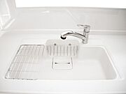 【同仕様写真】新品交換予定のキッチンのシンクは汚れが付きにくく熱に強い人工大理石製です。天板とシンクの境目に継ぎ目がないのでお掃除ラクラク。キッチンをより清潔に保てます。