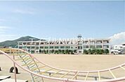 倉敷市立赤崎小学校 653m
