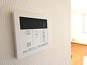 給湯器リモコン※間取りが反転タイプのお部屋のお写真です。