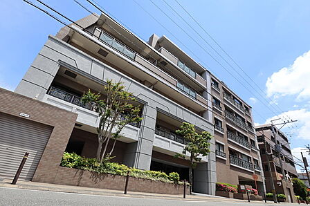 昨年10月に大修繕工事済みの真新しい外観です。