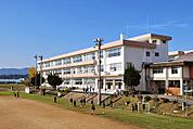 豊岡市立新田小学校（916m）