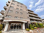 落ち着いたトーンで統一された外観は、風格と品格を兼ね備えた佇まい。緑豊かな環境に溶け込む上質なマンションです！