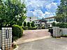 周辺：豊南中学校（根川・前山・山之手・平和小学校より進学）特別支援学級あり。40年前から校内にはバラ園があり、地域の病院や公共施設にバラを贈りつづけています。 1220m