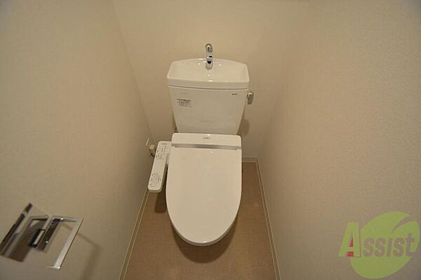 画像11:白を基調とした清潔感のあるトイレです。