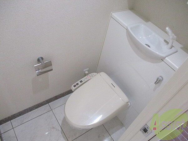 画像9:トイレ上部の棚が以外に便利ですねん