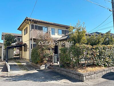 外観:車2台駐車可能なカースペース有◎お庭&カーポート付(1台分)のゆとりある邸宅です。 外観:車2台駐車可能なカースペース有◎お庭&カーポート付(1台分)のゆとりある邸宅です。