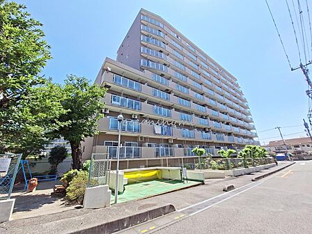 駅近で商業施設が充実しており、日々のお買い物や通勤・通学に便利な立地です。