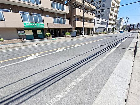 前面道路はゆとりがあり、周辺環境も整っています。