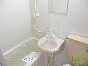 鏡もしっかりついてます。コップと歯ブラシくらいはおけますね