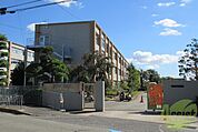 緑丘小学校 560m
