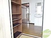 ドアを開けるとこんな風です。下駄箱があるのが便利でいいですね