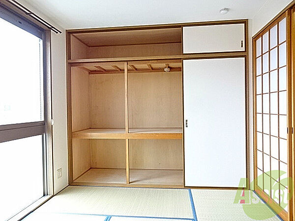 画像8:和室には部屋いっぱいの押入れです、天袋もある大容量です