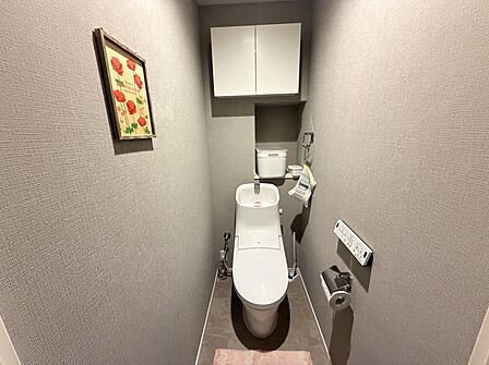 温水洗浄便座付きの快適なトイレです。