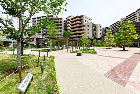約4000m2の広さを誇るグランドパーク。休日はボールやなわとびなどで遊ぶお子様の笑い声で溢れます。