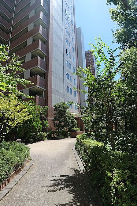 <外観写真>JR線「川崎」駅徒歩13分、京急線「京急川崎」駅徒歩12分、便利な立地にあるタワーマンション