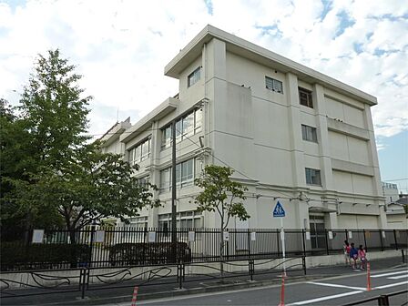 川崎市立渡田小学校(410m)