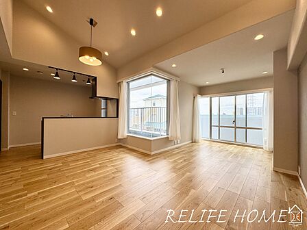 ■Living Room■  家族が集まる広々とした空間のＬＤＫ。導線もしっかりと取れているのでダイニングテーブルやソファー、ローテーブル等の家具もしっかりと配置できます。