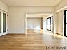 リビング/ダイニング：■Living Room■  家族が集まる広々とした空間のＬＤＫ。導線もしっかりと取れているのでダイニングテーブルやソファー、ローテーブル等の家具もしっかりと配置できます。